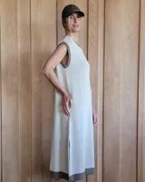 Vestido largo gris con ribete negro y estampado de estrella blanca en la espalda.