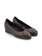 Zapato estilo ballerina color marrón, con taco corrido y punta semi redondeada. Confeccionado en cuero italiano, con calce elastizado, plantilla flexible y suela confortable.