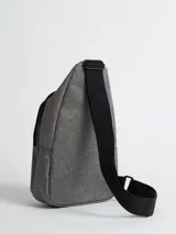 Bandolera gris con múltiples compartimentos y cierre frontal.