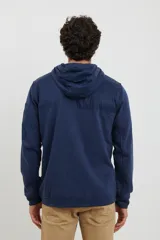 Cardigan de tejido de punto color azul piedra melange, con cuello redondo, cierre frontal completo y bolsillos laterales.