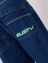 Bermuda de jean celeste con detalle de una línea vertical naranja en los laterales.