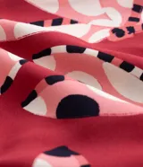 Vestido largo de viscosa con estampado floral en tonos rojos y blancos, con escote cuadrado, mangas 3/4 con elástico en los puños, corte imperio con fruncido en el busto y falda con volantes.