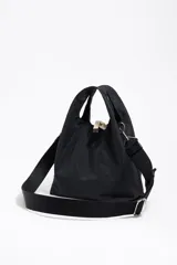 Bolso de mano negro de nailon con estructura blanda, doble asa de mano y asa de tejido regulable. Cuenta con logo metálico BIMBA Y LOLA, acabados metálicos, bolsillo interior, cierre de cordón e interior con etiqueta de tejido.