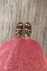 Vestido tejido sin mangas, color rojo con hilo lurex que le da un brillo sutil. Diseño de corte recto y holgado.