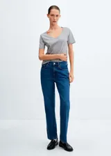 Remera gris de algodón con cuello en V y mangas cortas.