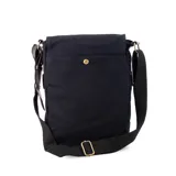 Matera de canvas color negro, combinada con símil cuero marrón. Cuenta con tapa, broches magnéticos, bolsillo tipo guantera bajo la tapa, división interna con velcro para usar como morral y bolsillo trasero con broche magnético. Incluye correa larga regulable.