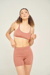 Calza corta color ladrillo, de tiro alto y corte ajustado.