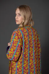 Kimono largo estampado con mangas anchas y puños de terciopelo color violeta.