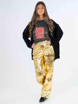 Pantalón cargo dorado, con múltiples bolsillos y diseño de estilo urbano.