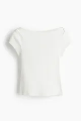 Top corto blanco de punto acanalado, corte ajustado, con mangas cortas y escote bote.