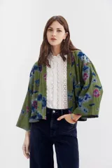 Kimono corto de viscosa crepe con efecto arrugado y estampado tie dye.