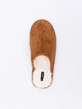 Pantuflas cerradas de hombre color gris con interior de piel sintética.