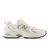 Championes urbanos New Balance modelo U530, color blanco hueso con detalles en gris topo, confeccionados en malla y cuero sintético, con logo "N" característico en los laterales y tecnología ABZORB en la entresuela.