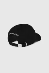 Gorra de béisbol negra con logo bordado en blanco con las letras 'AB' entrelazadas.