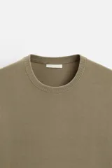 Camiseta celeste de punto con hilatura de mezcla de algodón, corte relaxed fit, cuello redondo, manga corta y acabados en rib.
