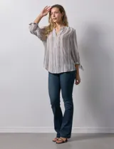 Blusa estampada con cuello a la base y escote en V. Manga 3/4 con lazo.