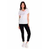 Remera blanca de algodón y poliéster reciclado, con cuello en V y logo de Caterpillar estampado en plateado en el pecho.