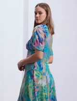Vestido de gasa estampada marca Rabbit Designs, con escote delantero y de espalda en V, corte en la cintura y ruedo asimétrico. Tiene forro interno a tono.