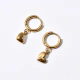 Par de aros tipo argolla dorados, gruesos y pequeños, con un dije colgante en forma de corazón tridimensional.