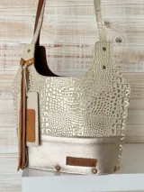 Matera dorada de cuero natural con interior forrado y base de madera, incluye separador y colgante de cuero.