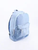 Mochila azul con bolsillo frontal y tiradores de cordón.
