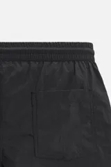 Short de baño negro de tejido técnico, con cintura elástica ajustable con cordón, bolsillos laterales y bolsillo trasero.