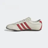 Championes Adidas Tokyo de cuero color crema con las tres tiras rojas y suela de goma color negro.