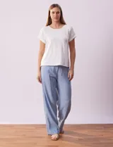 Remera combinada blanca, marca Rio & Rian, con cuello a la base y mangas cortas con aplique calado y broderie.