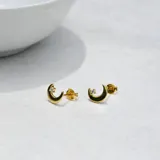 Caravanas en forma de luna, fabricadas en plata 925 bañadas en oro 18k, con zirconias engarzadas.