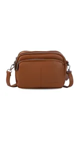 Bandolera negra de cuero sintético con doble bolsillo principal, un bolsillo frontal y trasero. Incluye correa ajustable.