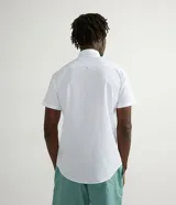 Camisa de hombre de manga corta, color blanco, con cuello abotonado y corte slim fit.