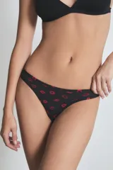 Colaless negra con estampado de labios rojos.
