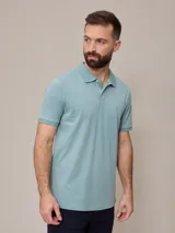 Polo color verde agua con cuello clásico, manga corta y logo bordado en el pecho.
