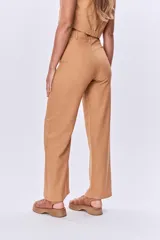 Pantalón de lino color camel, de corte recto y tiro alto.