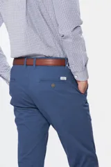 Pantalón clásico de gabardina en color verde militar, con spandex, corte slim fit y tiro medio.
