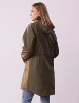 Gabardina impermeable color beige, con capucha desmontable, cierre central con cremallera y botones a presión, bolsillos delanteros y forro interno.