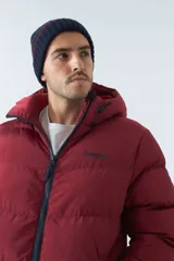 Campera puffer azul marino para hombre, con capucha ajustable, cuello alto, bolsillos con cierre y logo en goma.