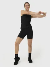 Musculosa deportiva negra con espalda descubierta y logo pequeño en el frente.