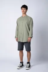 Camisa negra de lino con cuello mao, manga larga y corte clásico. Cierre frontal con botones.