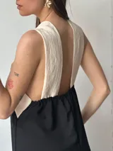 Vestido largo negro con breteles anchos cruzados en color crema.