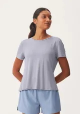 Remera deportiva lila de manga corta con cuello redondo.