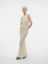 Vestido largo sin mangas, color beige, con corte fluido y ajuste favorecedor.