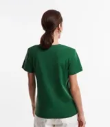 Remera básica de media malla color rosa, con escote en V y mangas cortas.