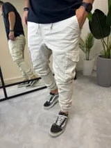 Pantalón jogger cargo color beige de gabardina, con puños elásticos y cordón ajustable en la cintura.