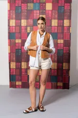 Zuecos con capellada de cuero con estampado de vaca en tonos blanco y marrón, con hebilla lateral ajustable y suela track color negro.