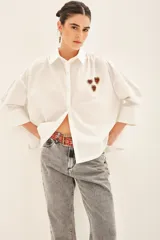 Camisa blanca de algodón con bordados de corazones en el frente.