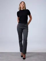 Pantalón gris de gabardina elastizada, marca Zac & Rachel. Corte recto y tiro alto, con bolsillos delanteros y aplique de cadena en la cintura.