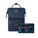 Mochila de poliéster impermeable, con capacidad de 12L a 26L, sistema MOLLE y compartimento acolchado para tabletas o laptops.