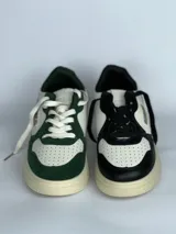 Championes de estilo casual, simil cuero, con detalles de perforaciones y suela gruesa.