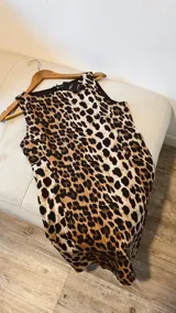Vestido corto de ajuste ceñido con estampado animal print en tonos marrones y negros.